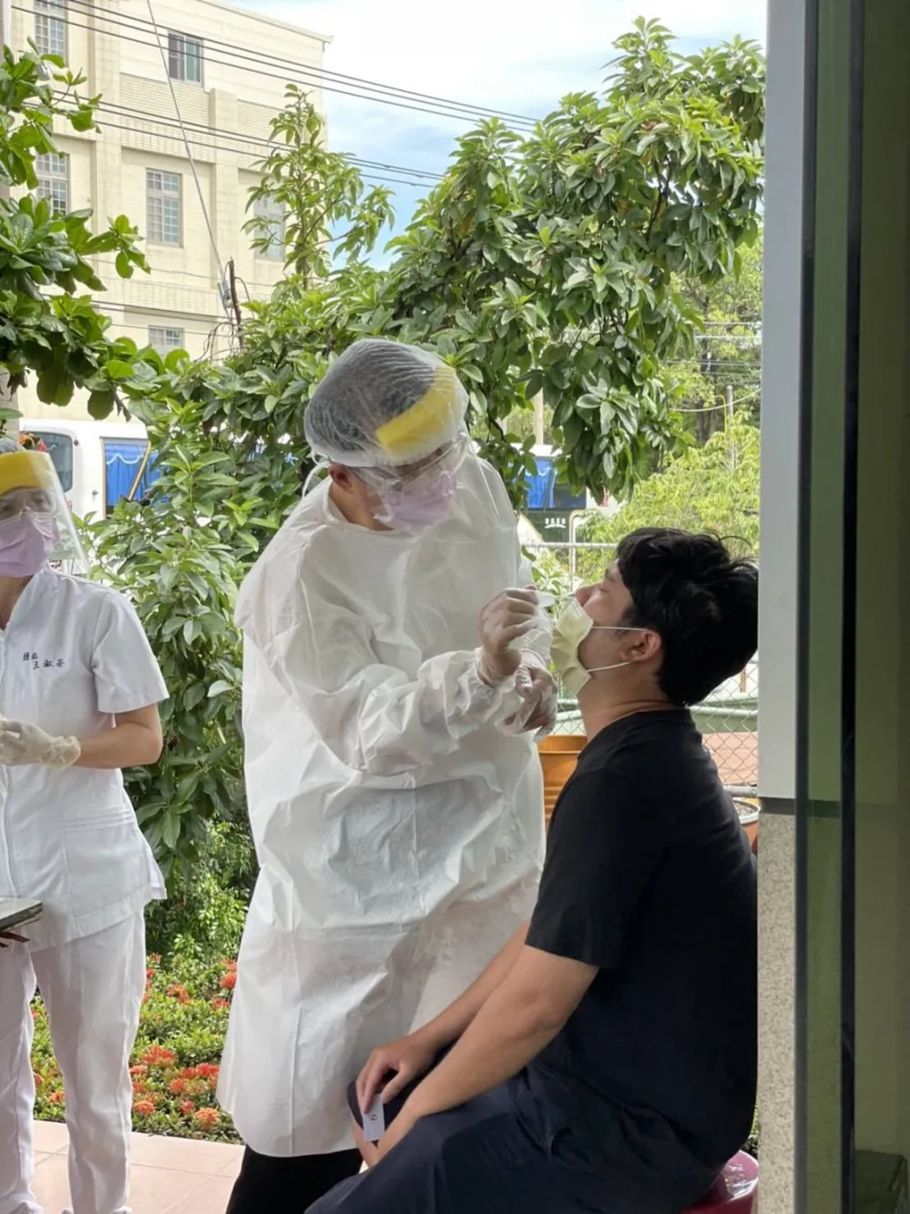 台南民間企業自行快篩 顏純左抗疫清零有何不可