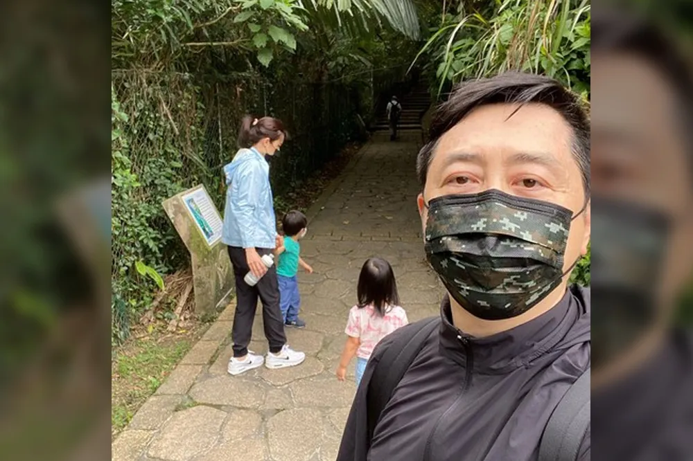 【居家防疫別亂跑】哈林刪一家四口放風照　侯昌明無罩烤肉先註明自家陽台