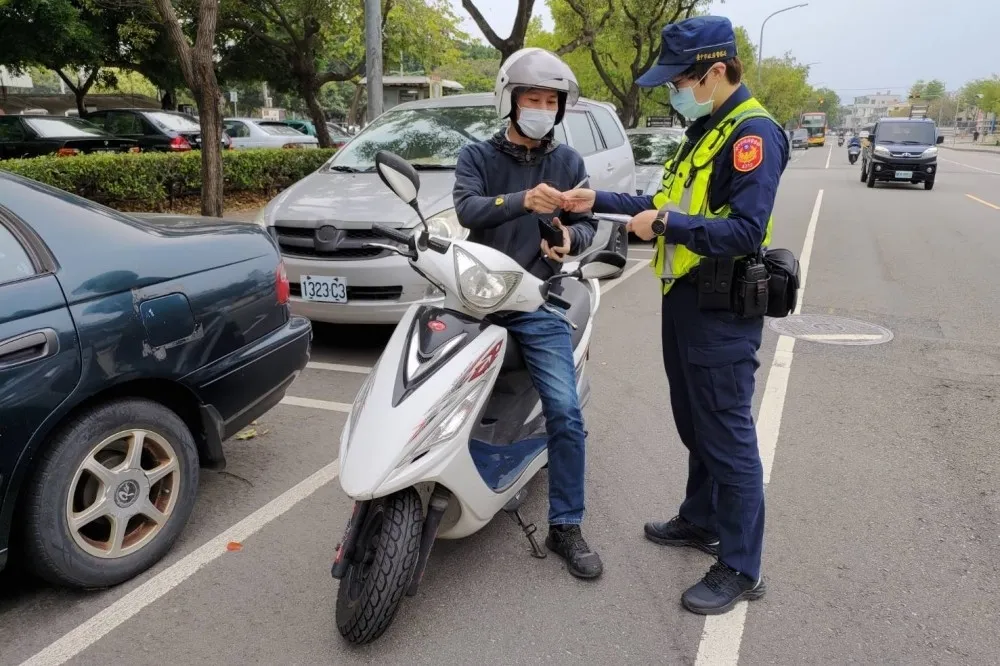 警染疫惹哭阿中！　逾3.9萬抗疫警疫苗順位「比照醫護」優先打