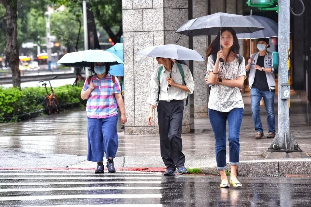 熱飆38度！全台18縣市高溫警戒　29日梅雨鋒報到救水情