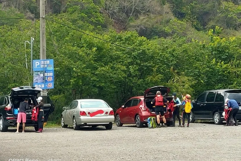 三級警戒還玩？遊客湧「彩蝶瀑布」溯溪挨轟　商家扯稱：我們懂給客人安全