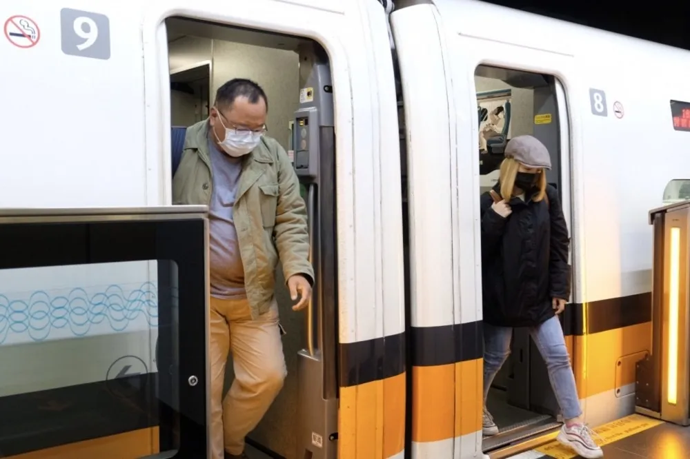 【新冠疫情】疫情影響載沒人！台鐵、高鐵、公路客運減班增加