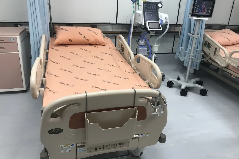 等不到病床的癌末奶奶離去眼角帶淚　兒問醫師：媽媽很痛嗎？