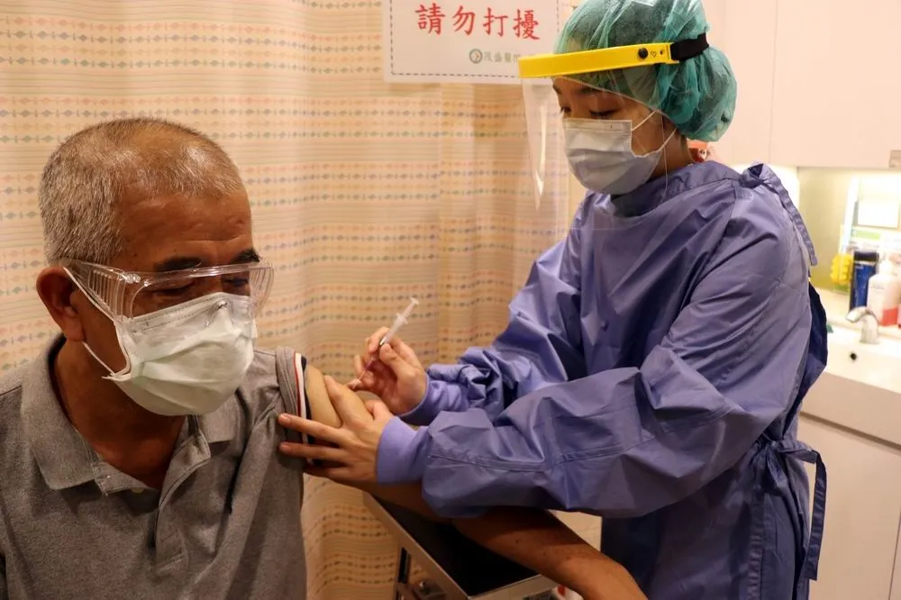 醫師提醒感染新冠病毒比接種AZ疫苗引發血栓機率高出1萬倍