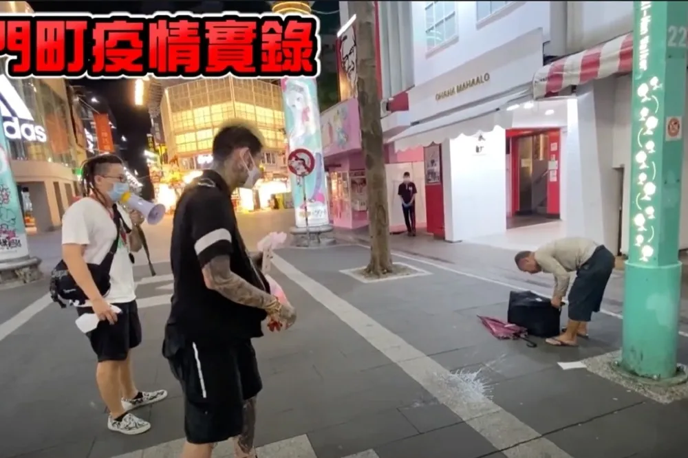 人比病毒恐怖！網紅狠砸街友酒精水球　防疫魔人辱重聽男「原住民最大啊」