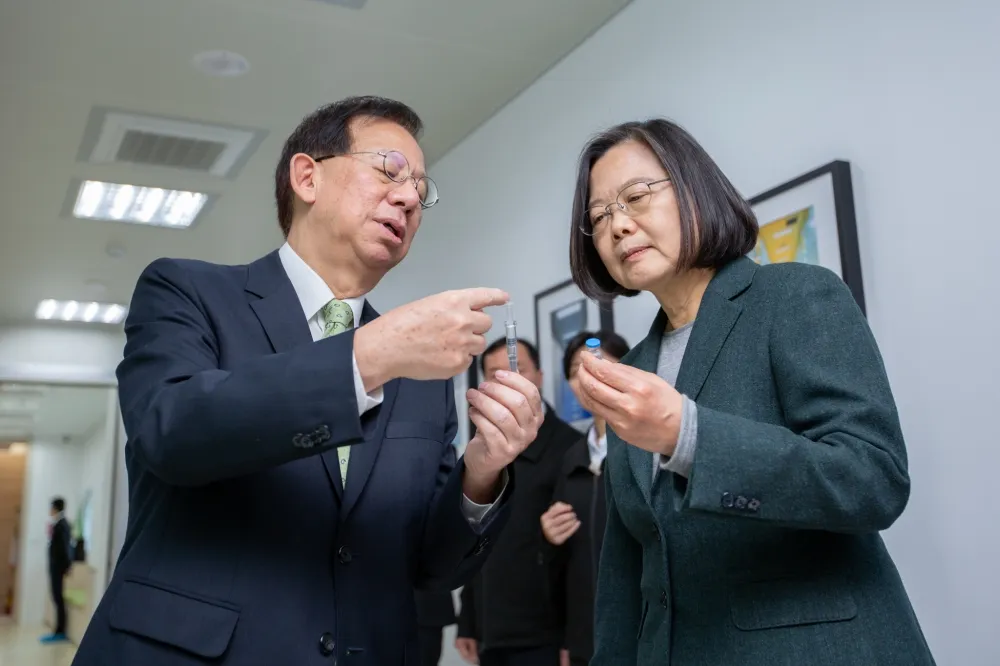 國產疫苗來了！疾管署與高端簽約　採購500萬劑新冠疫苗　