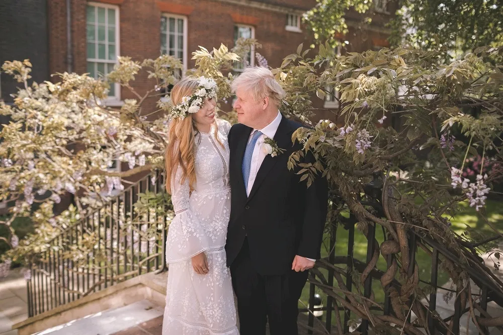 英國首相與小23歲未婚妻秘密完婚　梅開三度保密到家