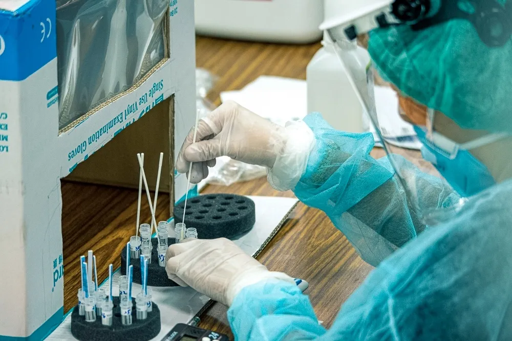 快篩陰、PCR轉陽！食藥署第3人中鏢　20同事居家隔離