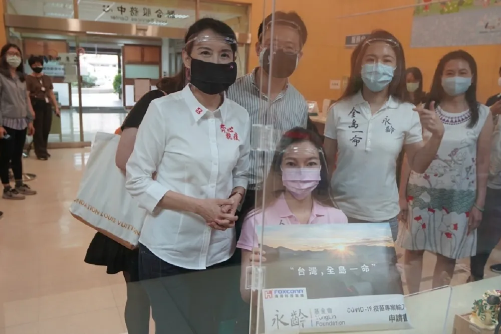 郭台銘買500萬劑疫苗遭指「聽說快過期」　劉宥彤火大槓上李秉穎提4點聲明