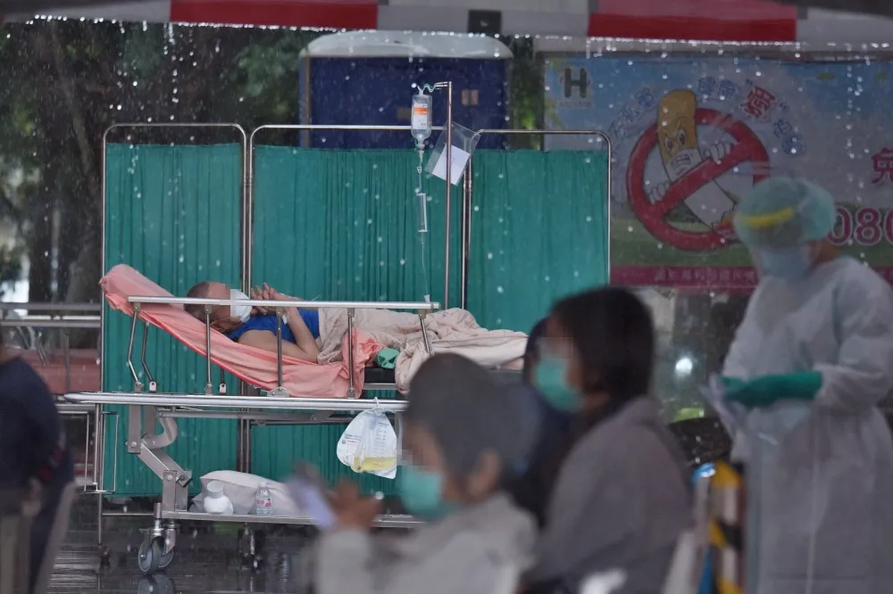 【圖輯】宛如戰地醫院！雙北醫療連急診空間都不夠　戶外臨時雨棚成了病患棲所