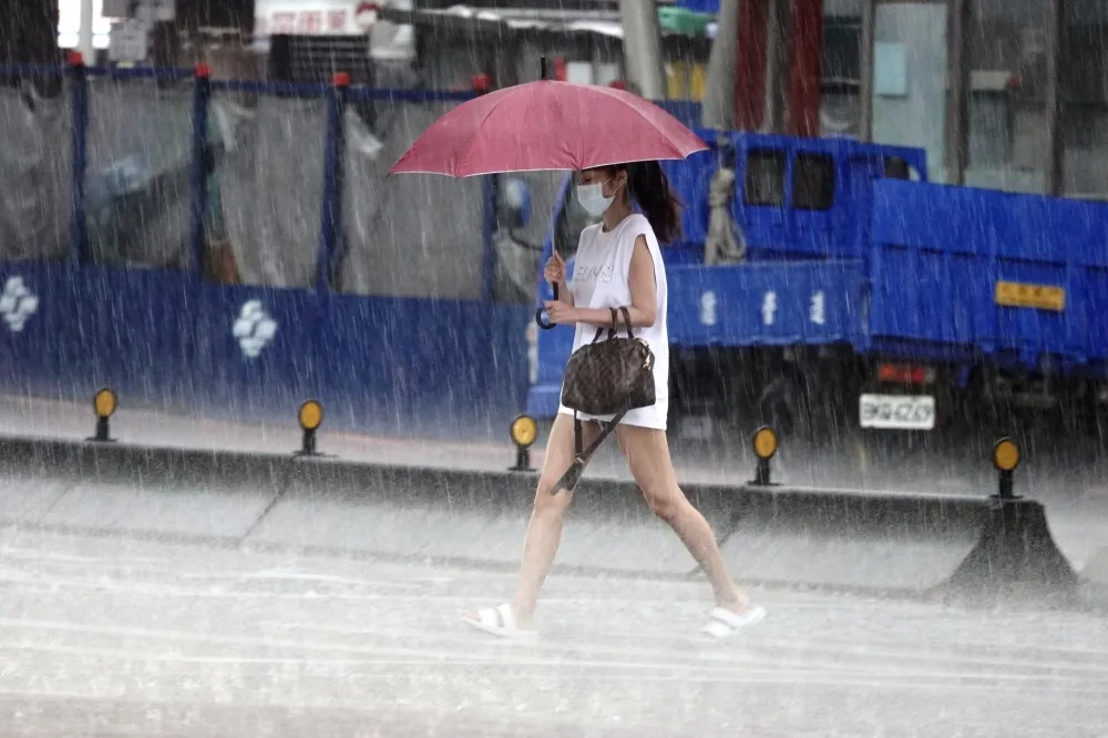 續防午後雷雨！彩雲颱風水氣4日逼台　梅雨周末再來炸