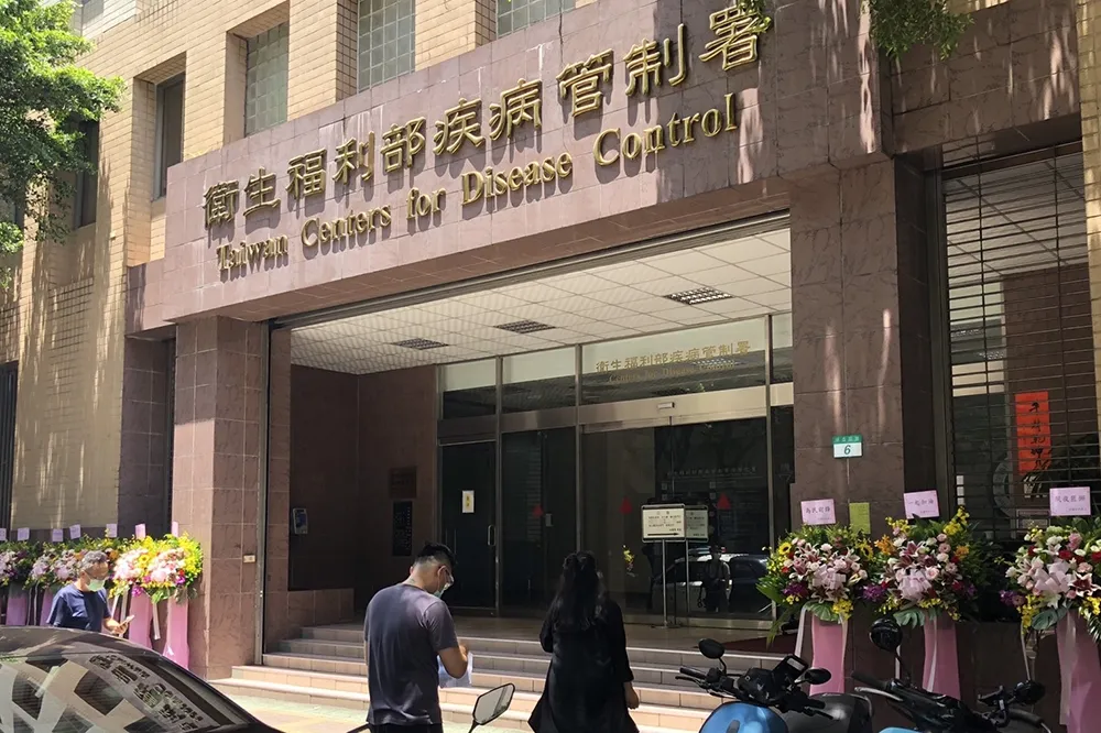【送花大戰】幫補血！民團反擊朱學恒唱衰　送疾管署逾20座打氣花籃