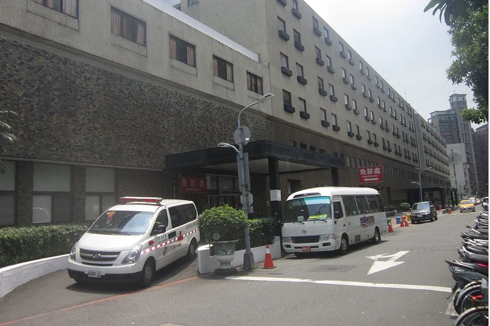 台北國泰醫院急診醫師確診　疑幫病人插管染疫