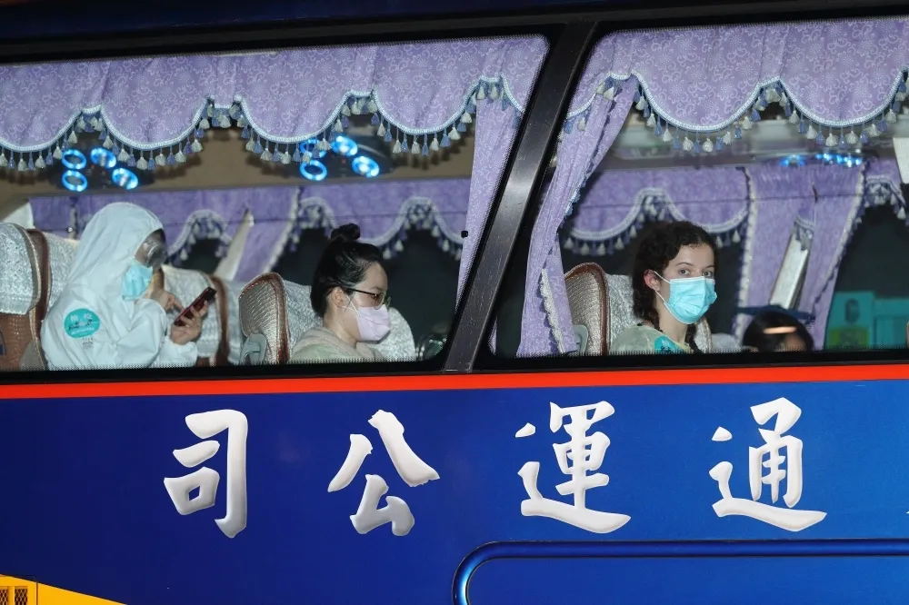 【更新】高雄長照機構染疫危機　同大樓業者多人快篩陽性後PCR陰性