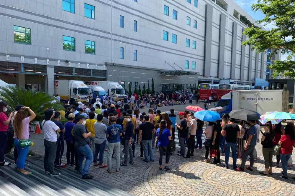 【快篩變恐怖群聚】京元電子員工爆45人染疾　7300人龍齊聚畫面曝光