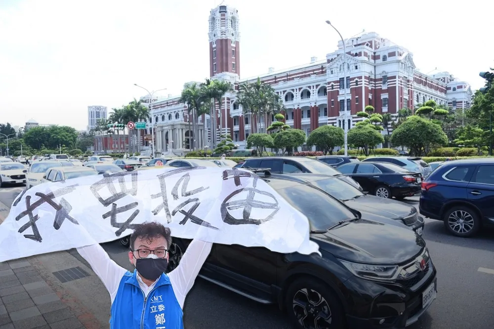 【喇叭片】數百輛車快閃總統府　舉布條怒喊「小英給我疫苗」