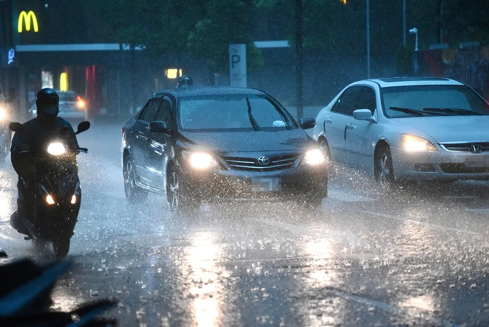 暴雨炸雙北　市區大淹水、越堤道封閉