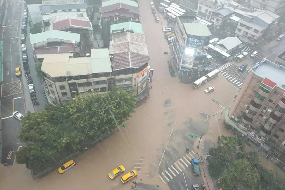 【慘淹片】雷雨彈來襲北市快成汪洋！　信義區地下道幾乎淹沒