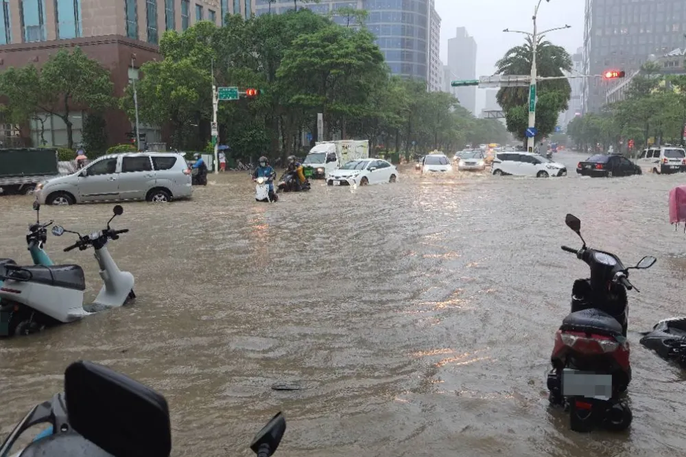 【暴雨狂襲】台北101周邊淹成泥流　網友：阿北快拔塞子！