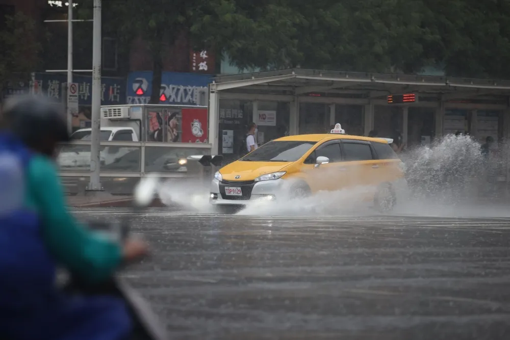 【雨彈直直撞圖輯】北北基積水災情頻傳！　鬧區變汪洋「沙包不及堆」