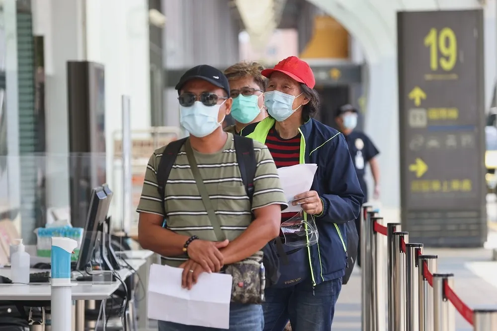 退潮時刻　才看到這個政府在裸泳
