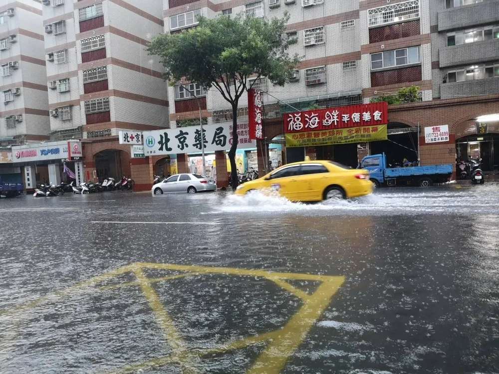 高屏大豪雨特報！雷雨狂襲鳳山淹大水　前鎮區轎車險滅頂