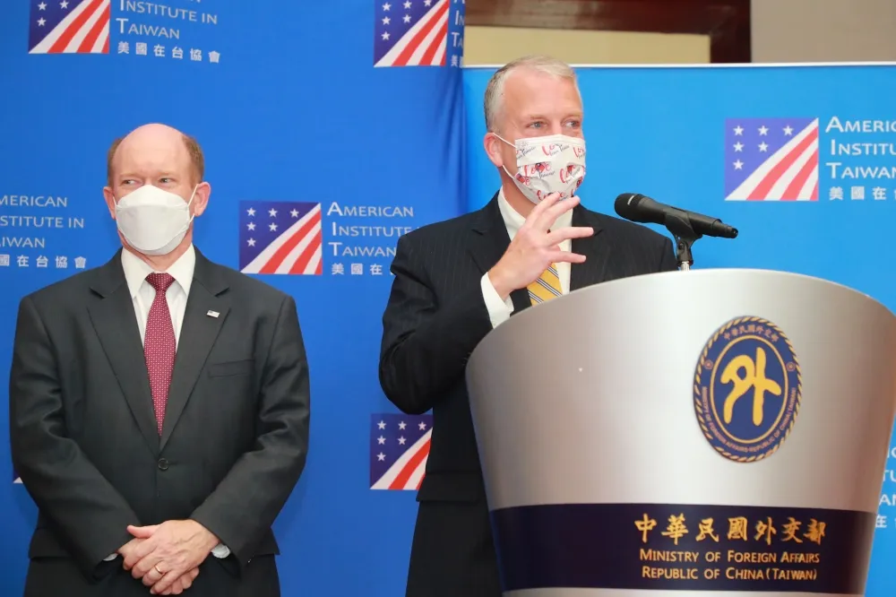 【3參議員訪台】蘇利文戴國旗口罩示愛　華裔達克沃絲：美不會讓台孤軍奮戰　