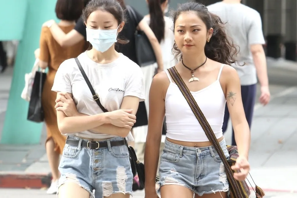 今回溫飆至32°C　中南部5縣市大雨特報「防雷擊」