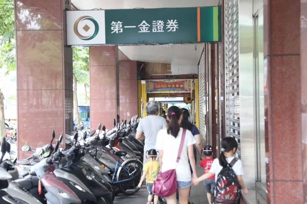 【銀行扛不住】三級警戒延至6/28　防疫假超過14天不給薪