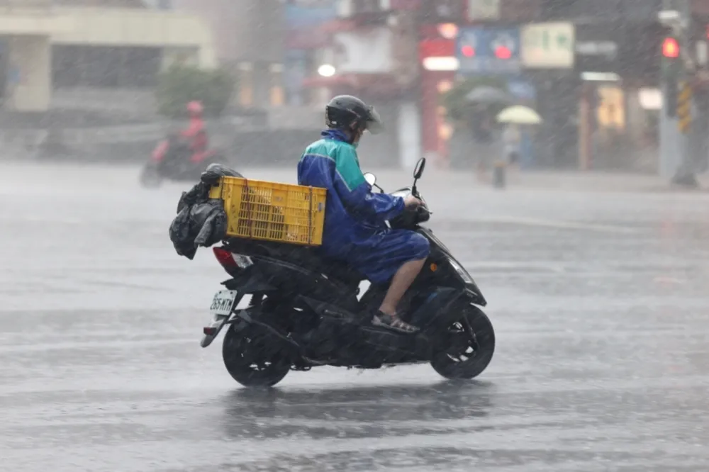 北北基等9縣市升級豪大雨特報　大雷雨炸桃、竹2地區