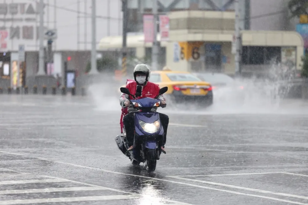 雙北等14縣市大雨特報　午後恐有雷陣雨記得帶傘