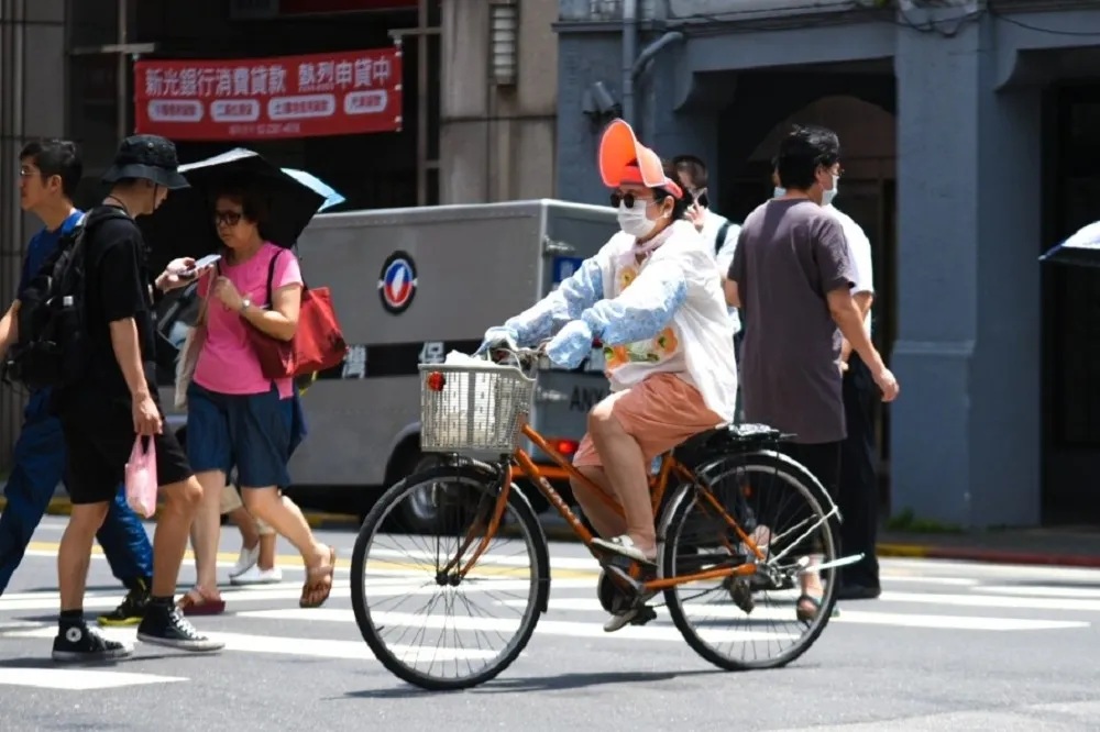 當心午後雷陣雨！9日各地豔陽高照　11日南海熱帶擾動北移