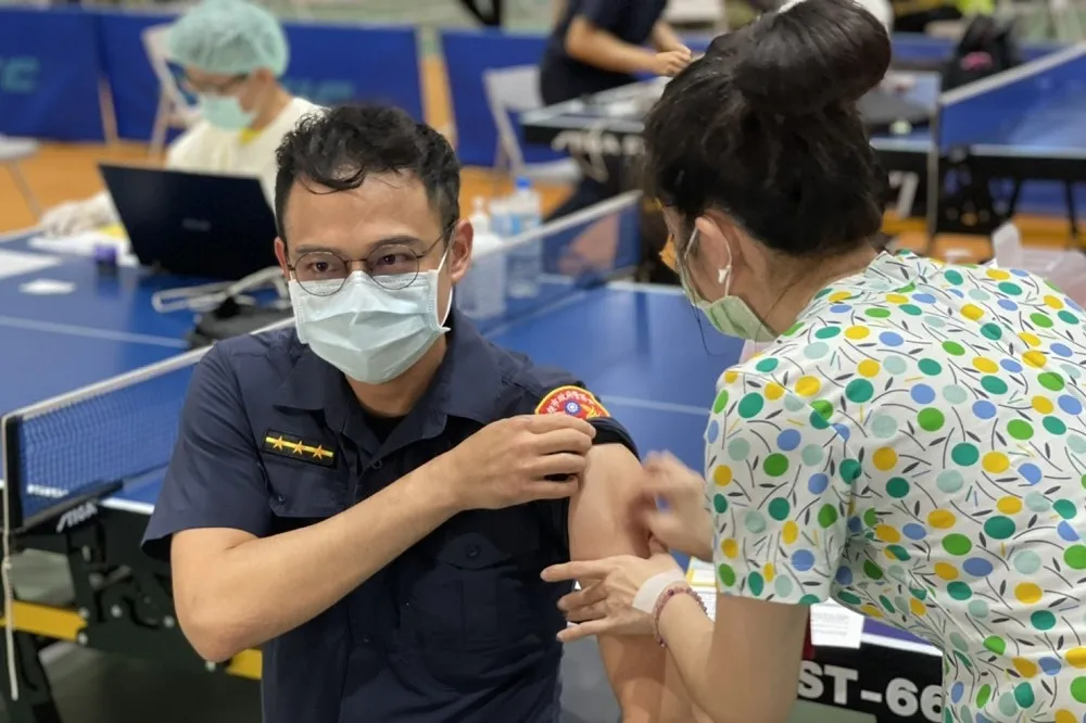 警察屬第二類防疫人員　高市府六月全數施打完畢