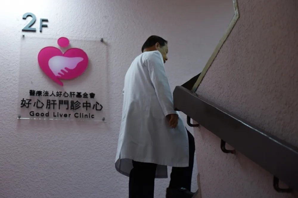 辯私打疫苗不夠周延　好心肝診所喊「人飢己飢」挺600名志工