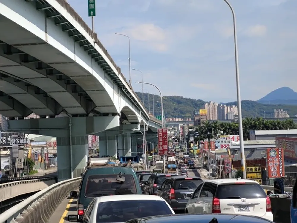 【端午連假首日】國道匝道塞成「停車場」　儀控管制讓上班族崩潰：快瘋了