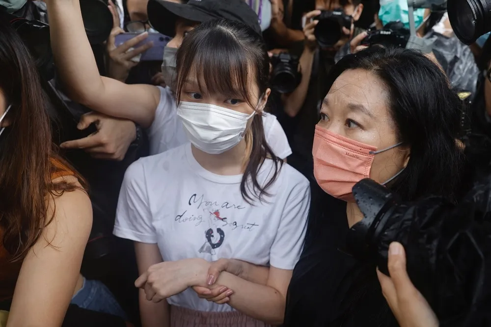 【快訊】前香港眾志成員周庭刑滿出獄　未發一言乘車迅速離開