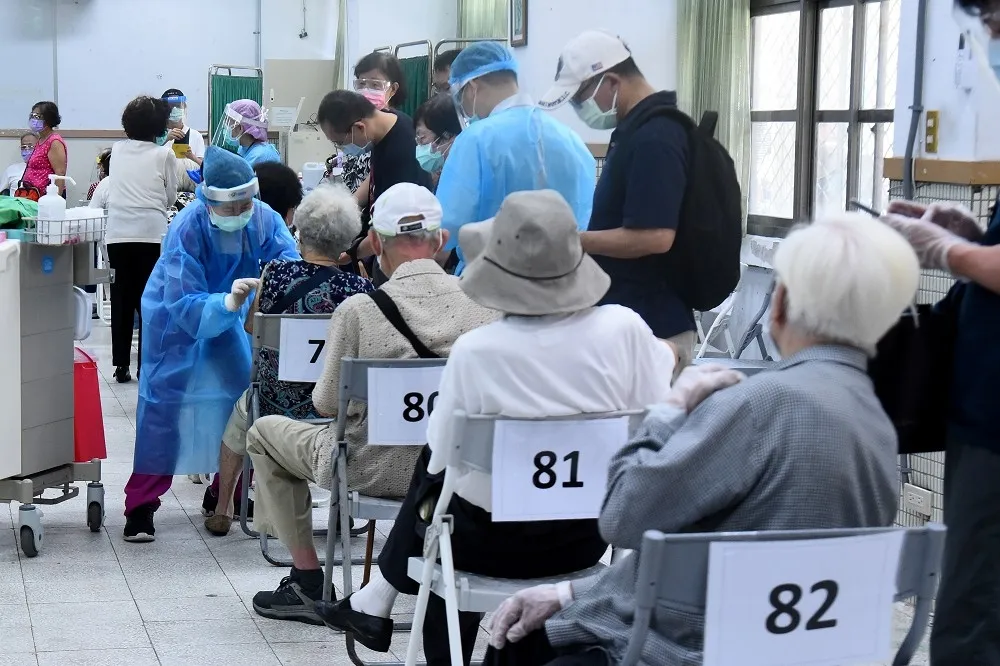 【快如旋轉壽司】漫畫圖解日本「宇美町式」打疫苗！　1分鐘可接種2人