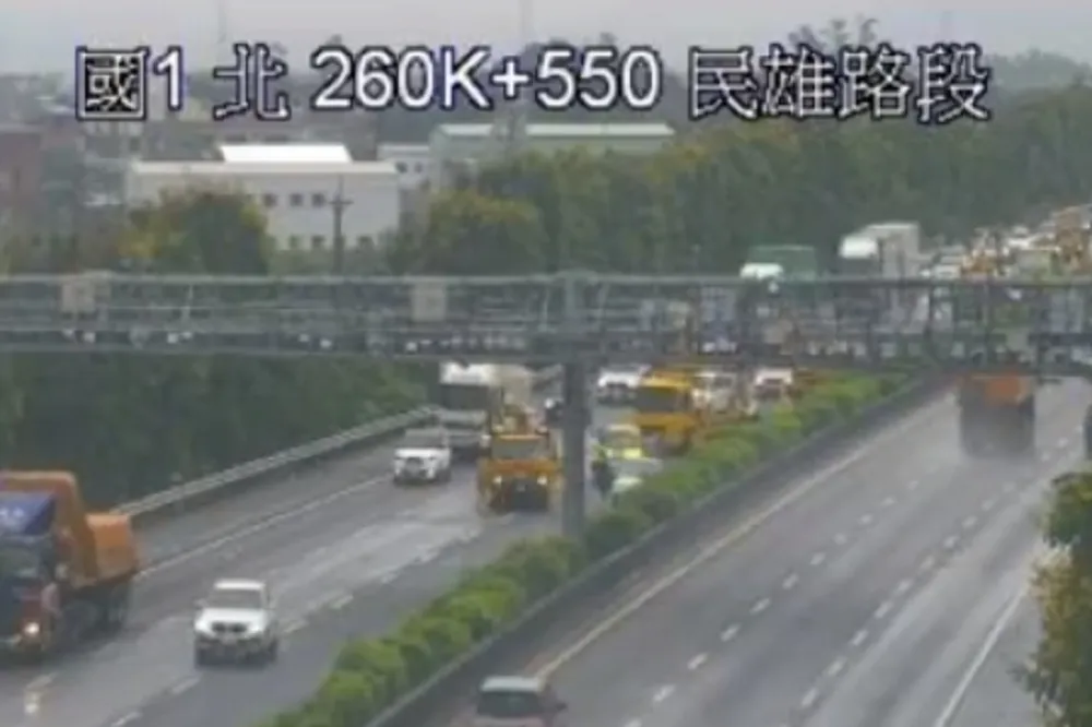 【快訊】國一南下民雄路段連環大車禍　警消緊急到場救援