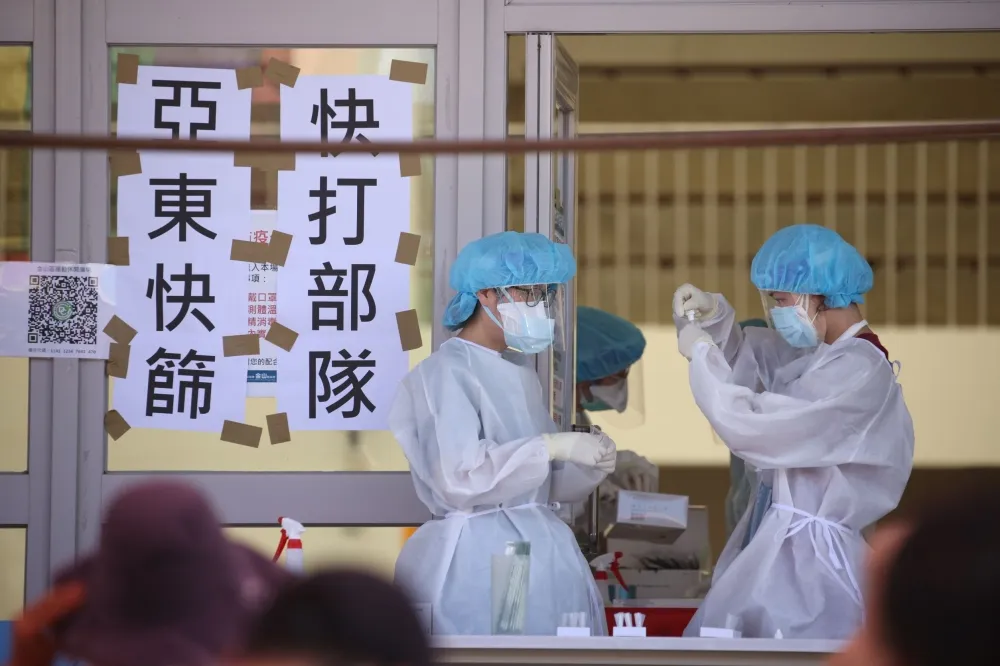 新北金山女攤販一家7口染疫　百人嚇瘋急湧快篩站
