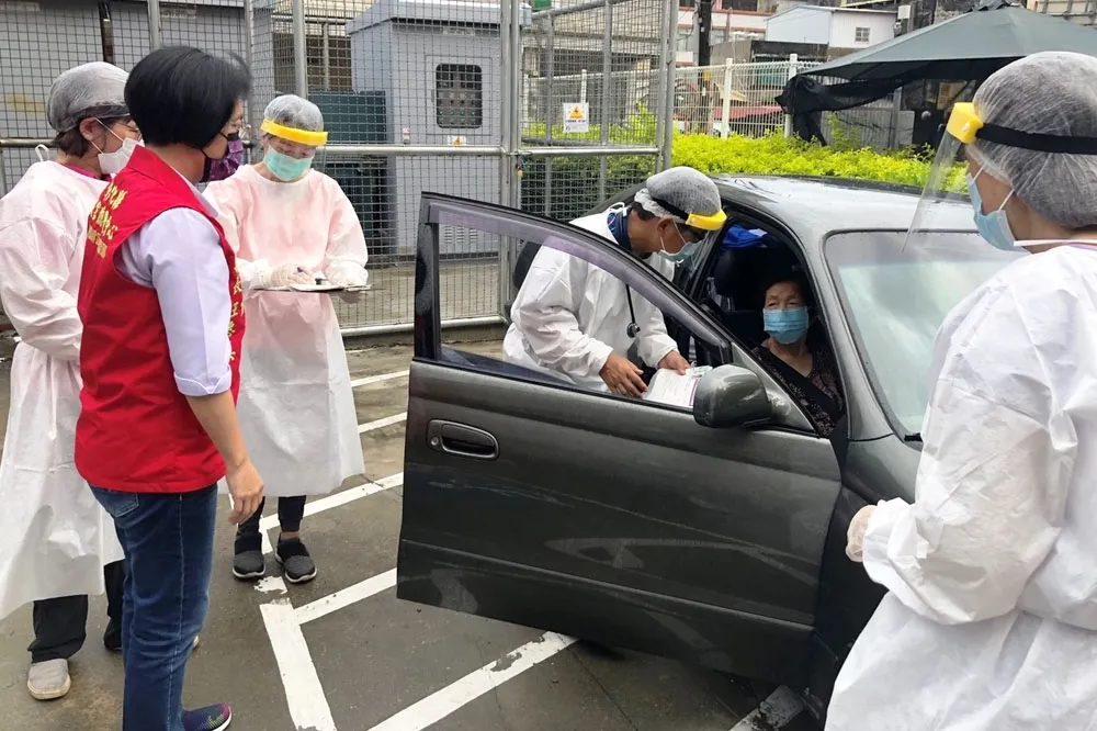 揪窩心！彰化啟動接種「得來速」　長者坐車內打疫苗免淋雨