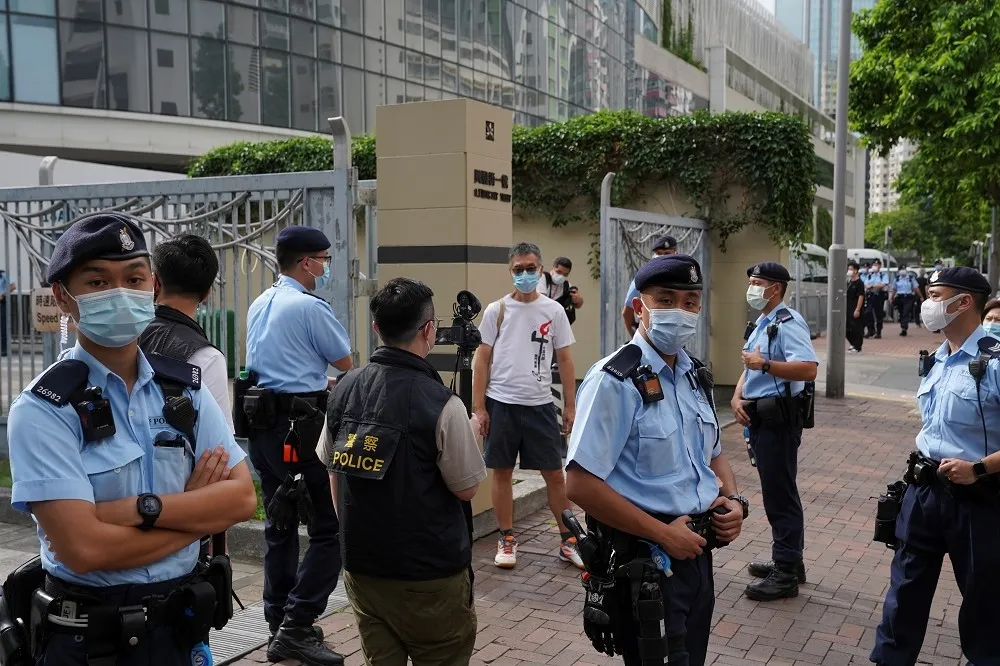 香港警方清晨突襲搜查蘋果日報總部　以國安法逮捕5名高層