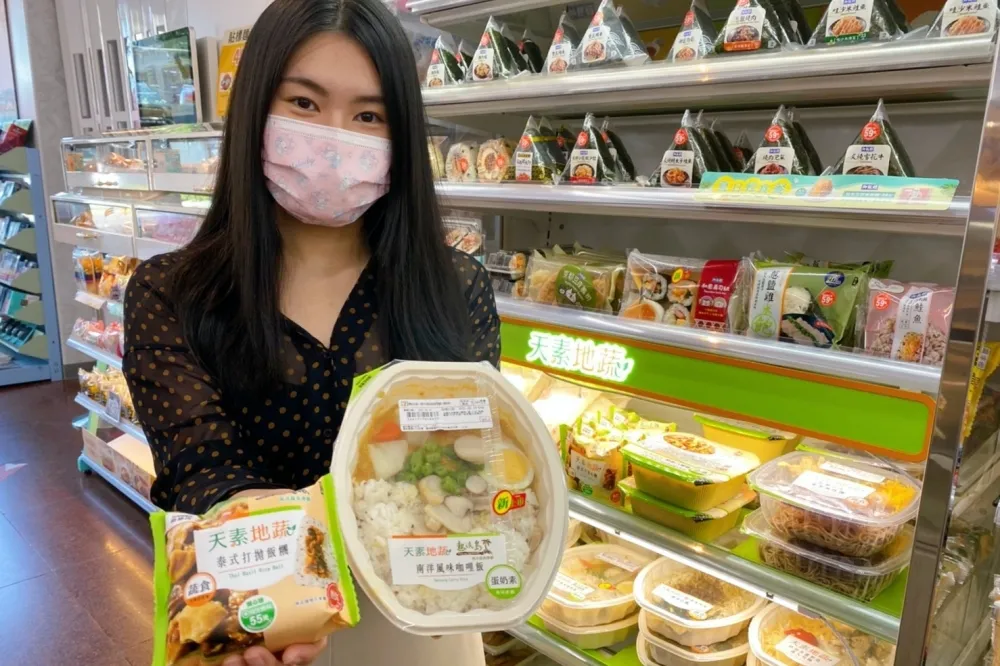 素食防疫新選擇！7-11 天素地蔬聯名「熱浪島」全新推出南洋風味咖哩飯、泰式打拋飯糰