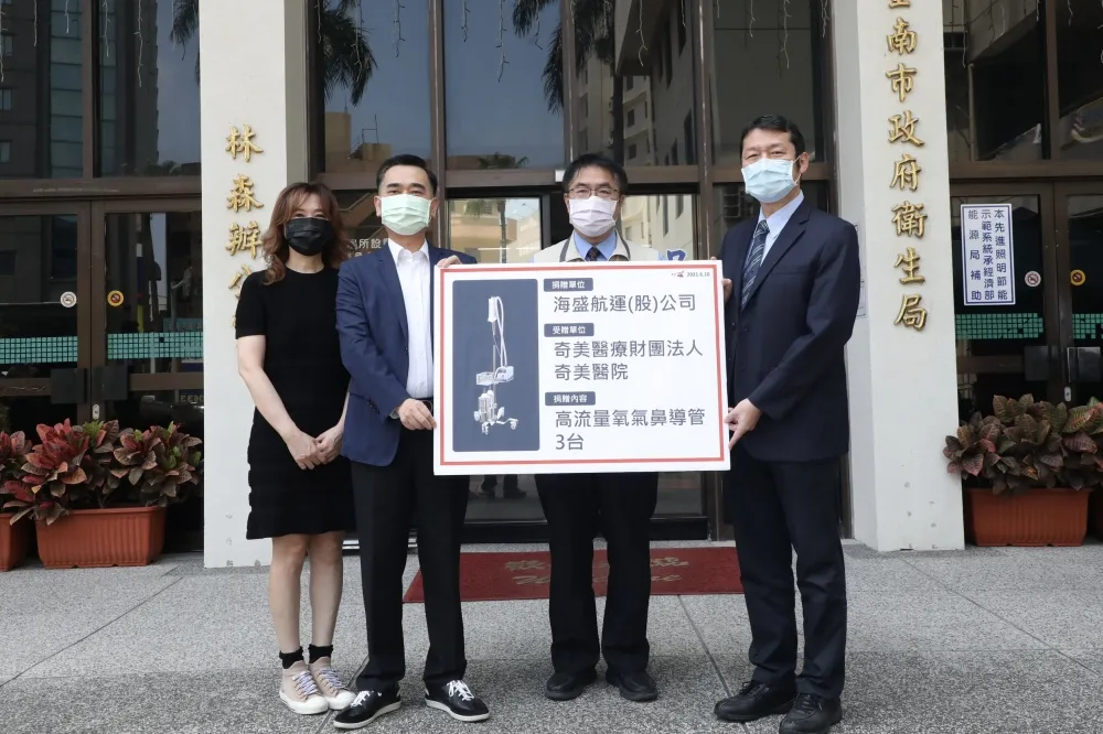 黃偉哲見證，海盛航運及A-Line Radio聯播網捐3台「救命神器」予奇美醫院。