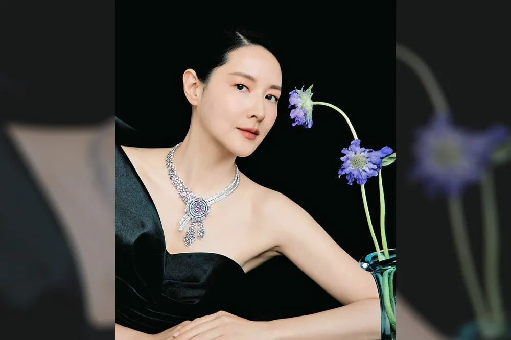 李英愛50歲凍齡美貌毫無膠感　10歲龍鳳胎抽高曝光似媽媽翻版