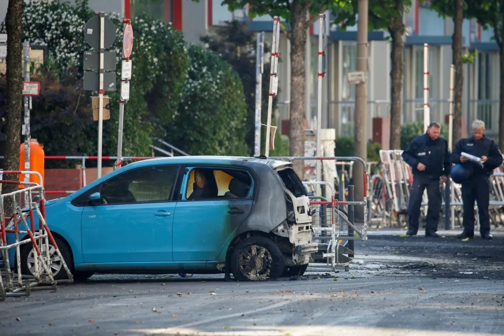 柏林警方出動水炮車清理強佔房屋住客　反遭丟石塊60員警受傷
