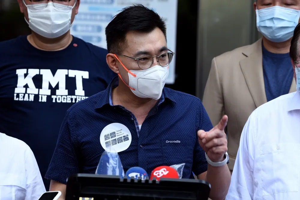 郭台銘獲政府授權洽購疫苗　江啟臣喊「民意首勝」但不可放鬆