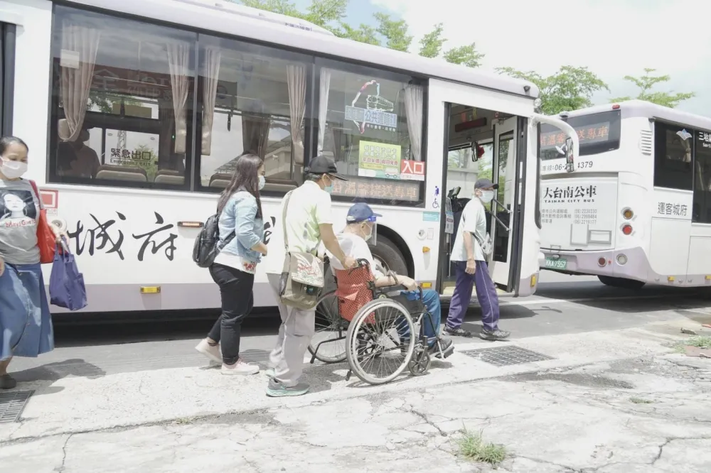 台南市長者接種疫苗有愛  停車與接駁配套溫馨無礙