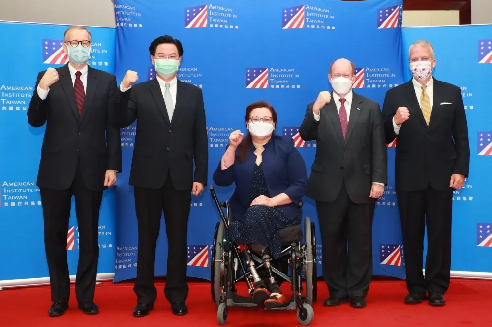 華郵專欄訪問三位訪台議員　「美國要對抗中國侵略、就該提供台灣疫苗」