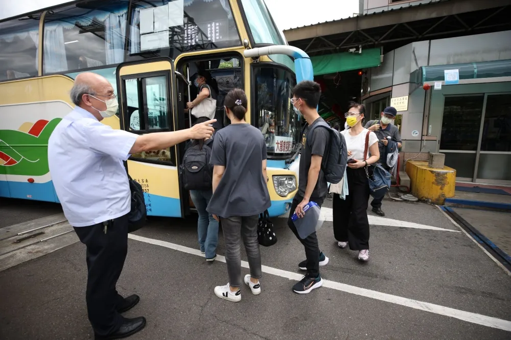 【爆45人染疫】中央出手救北農！前進指揮所進駐　防疫專車載百員工快篩