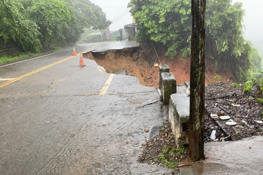 中彰投淹水警戒！10縣市豪大雨狂灌　山崩路塌車險墜谷